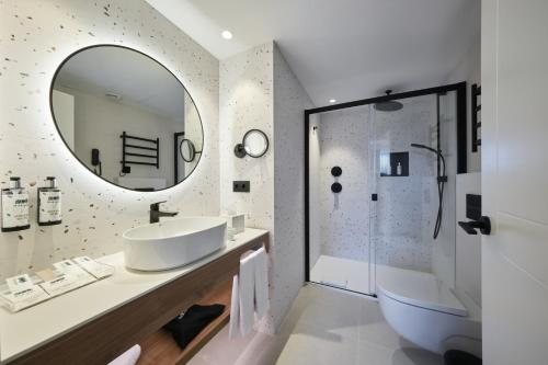 The Mirror Barcelona Barcelona Catalonia — Bathroom