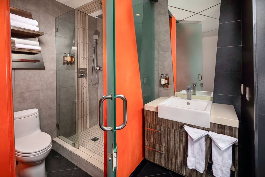 The Moment Hotel Los Angeles California — Bathroom