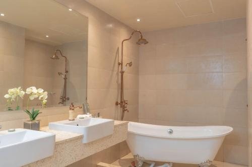 The Monarch Hotel — Bathroom