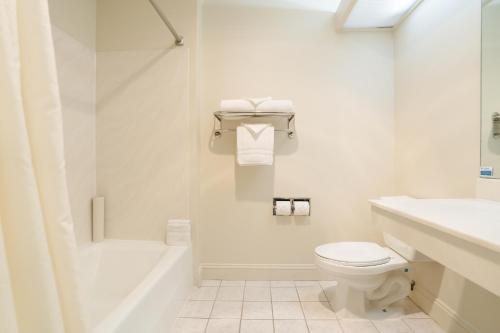 The Monarch Hotel — Bathroom