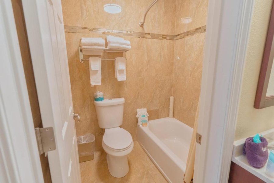The Monarch Inn — Bathroom