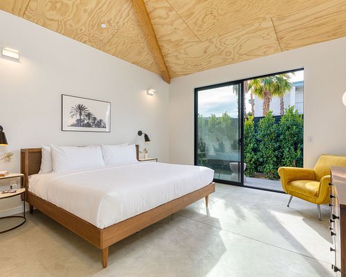 The Monkey Tree Hotel by AvantStay — Guest room