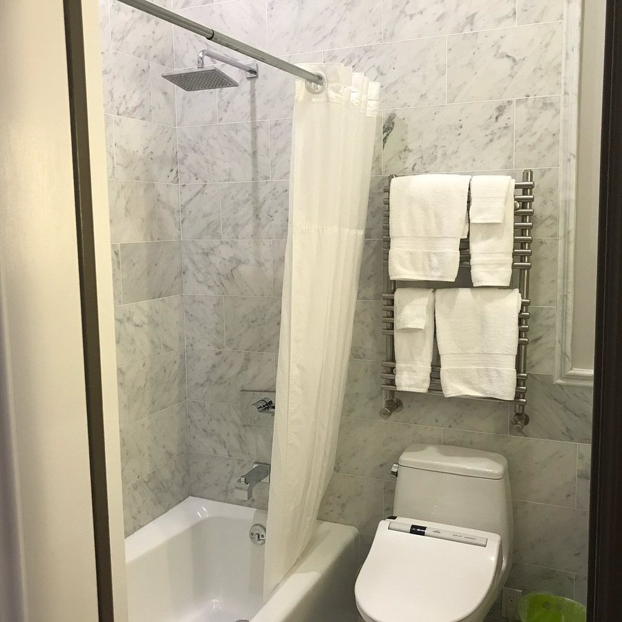 The Monte Cristo — Bathroom