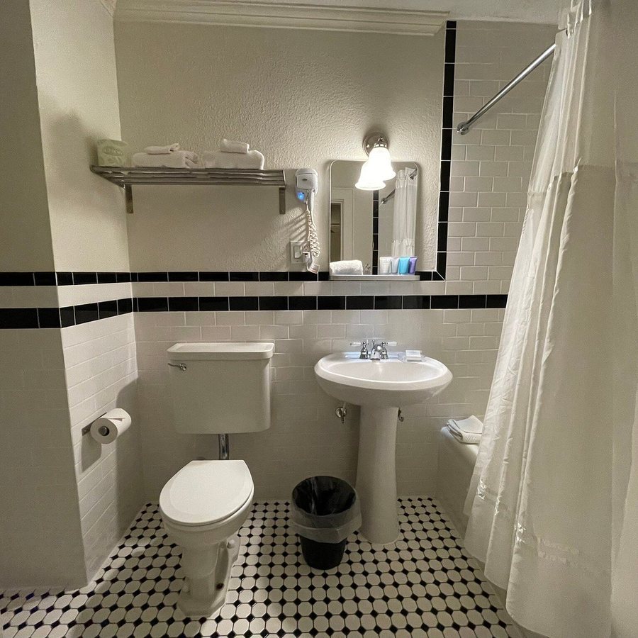 The Monte Vista Hotel — Bathroom