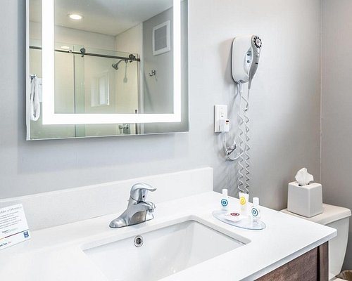 The Monterey Inn Hotel Los Angeles California — Bathroom