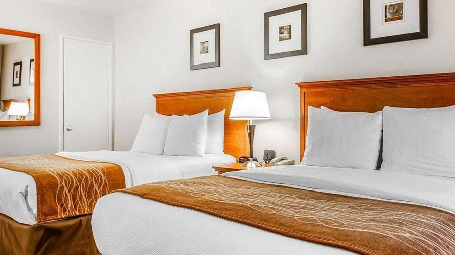 The Monterey Inn Hotel Los Angeles California — Guest room