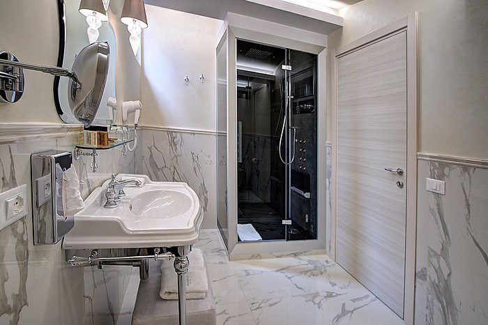 The Moon Boutique Hotel Spa — Bathroom