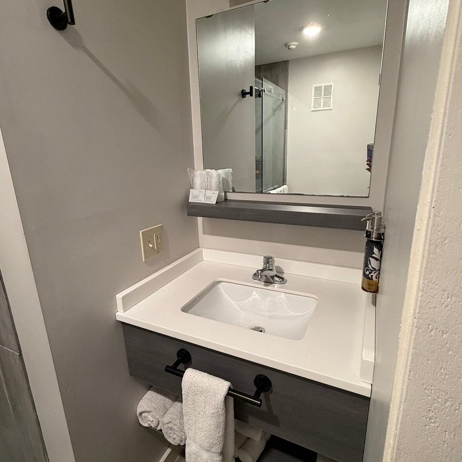 The Mountain Inn — Bathroom