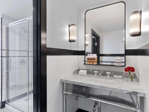 The Mt Vernon Inn — Bathroom