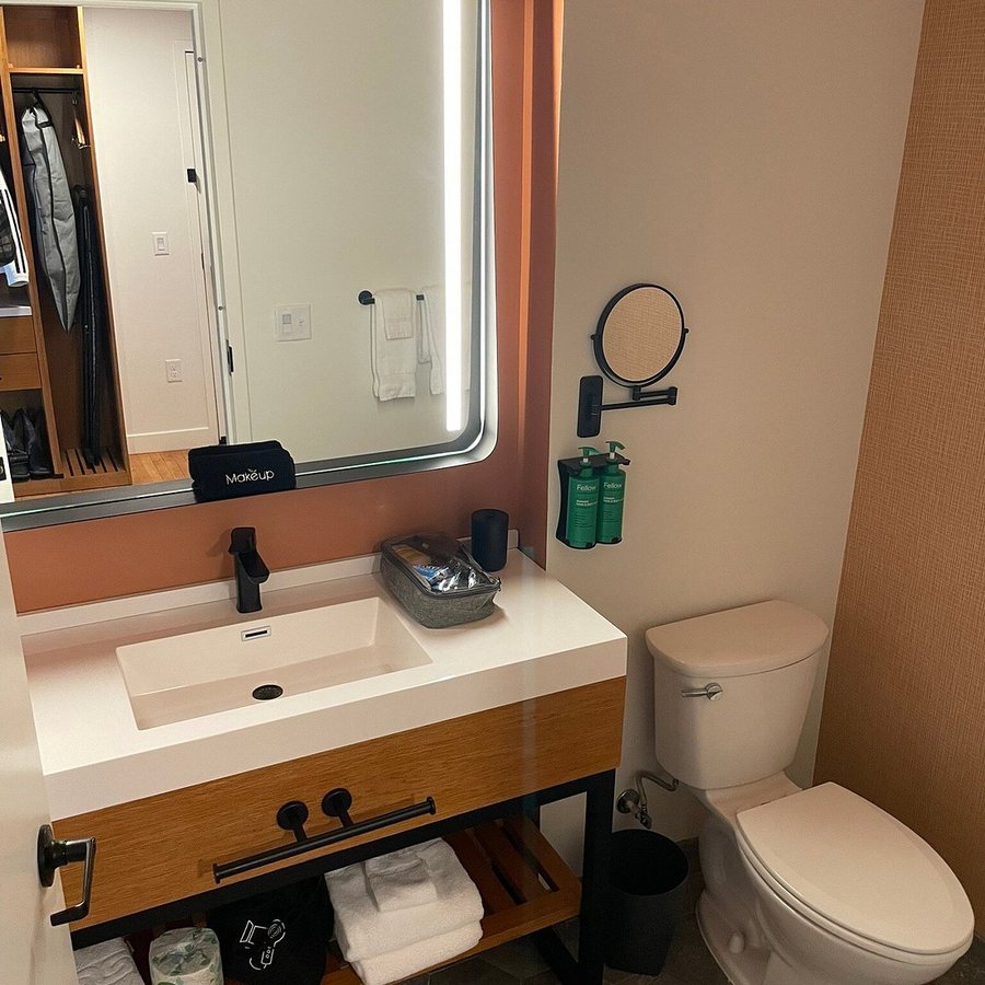 The Myriad Hotel Louisville Tapestry Collection By Hilton — Bathroom