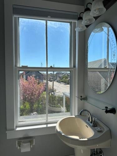 The National Hotel — Bathroom
