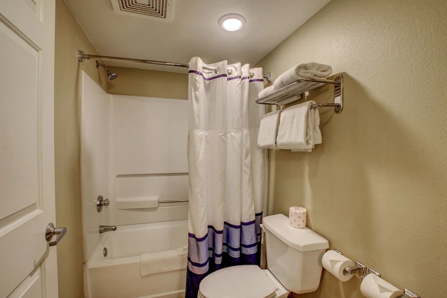 The Nautical Beachfront Resort — Bathroom