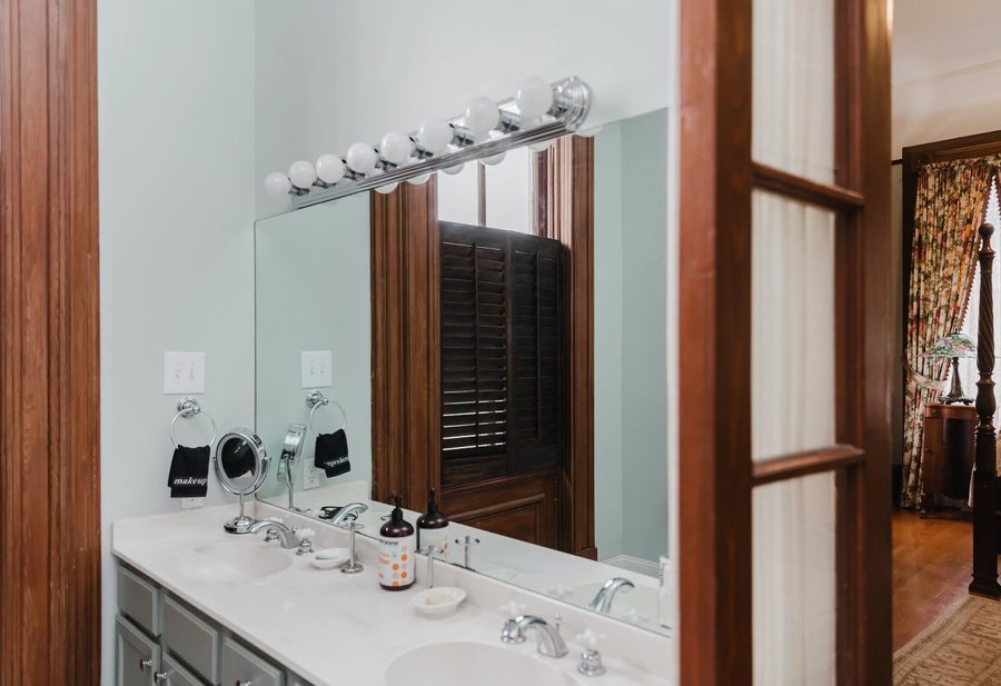 The Nauvoo Grand Bed Breakfast — Bathroom