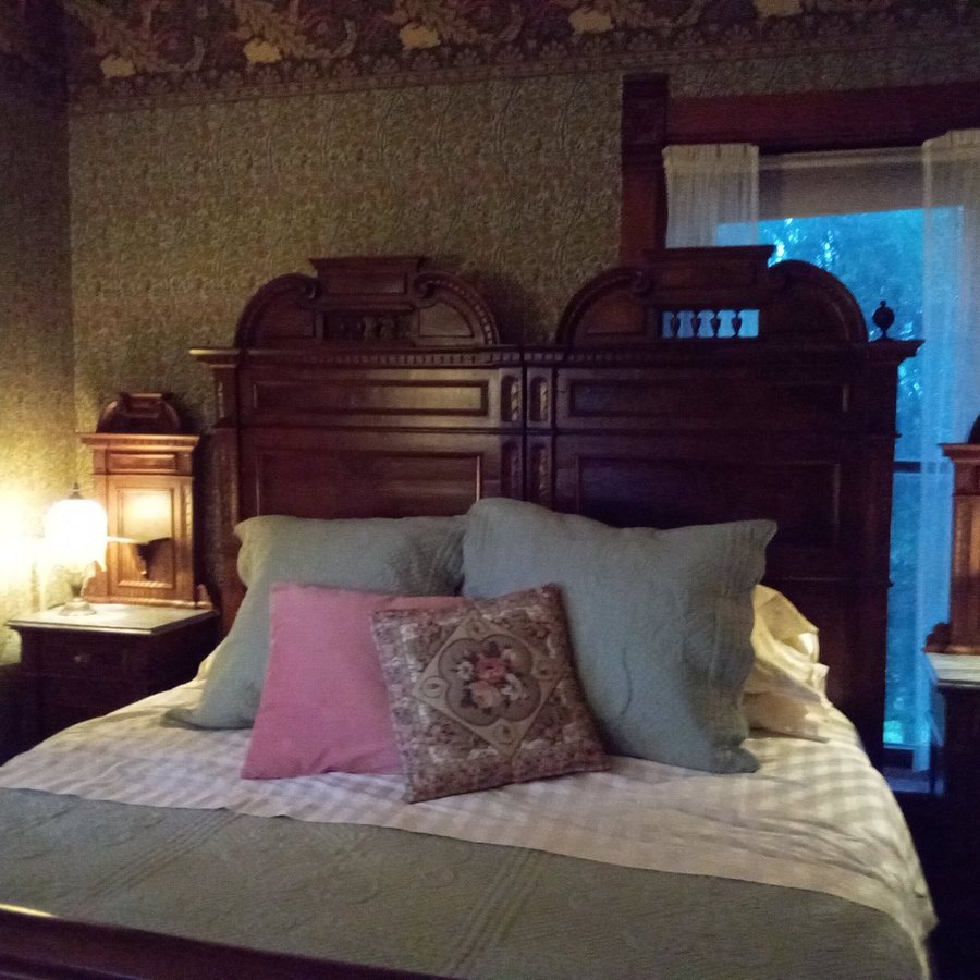 The Nauvoo Grand Bed Breakfast — Guest room