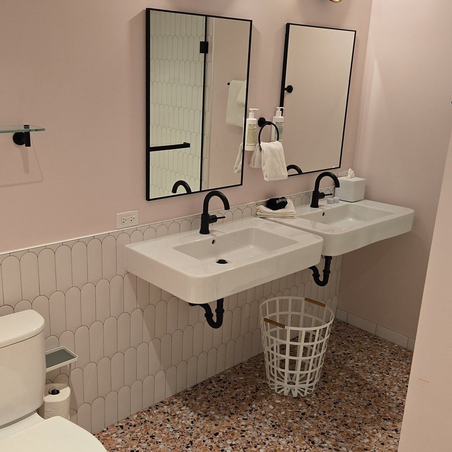 The Neighborhood Hotel Little Italy Chicago Illinois — Bathroom