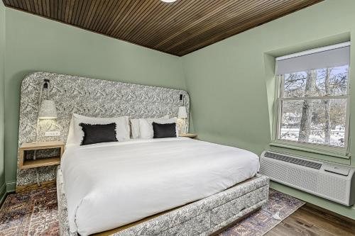The Neighborhood Hotel New Buffalo — Guest room