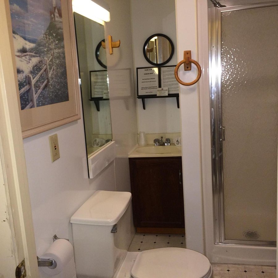 The New Oceanic Inn — Bathroom