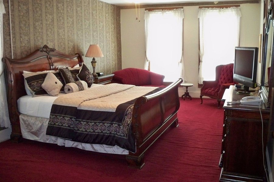 The New Orleans Hotel — Guest room
