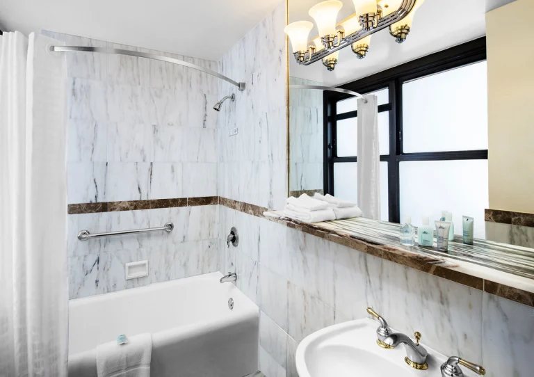 The New Yorker Miami Hotel — Bathroom