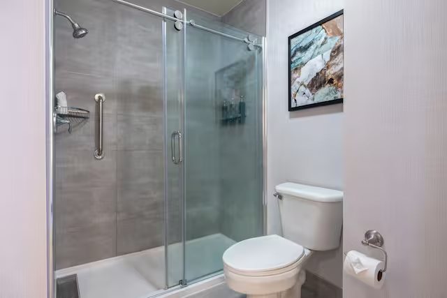 The Newberry Hotel Bend Tapestry Collection By Hilton — Bathroom