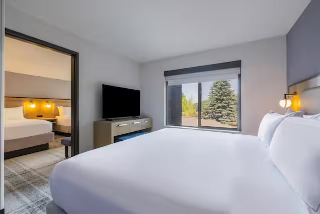 The Newberry Hotel Bend Tapestry Collection By Hilton — Guest room