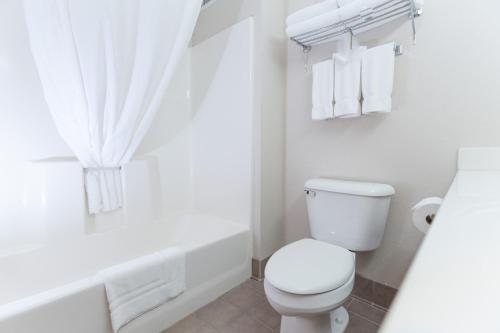 The Niobrara Lodge — Bathroom