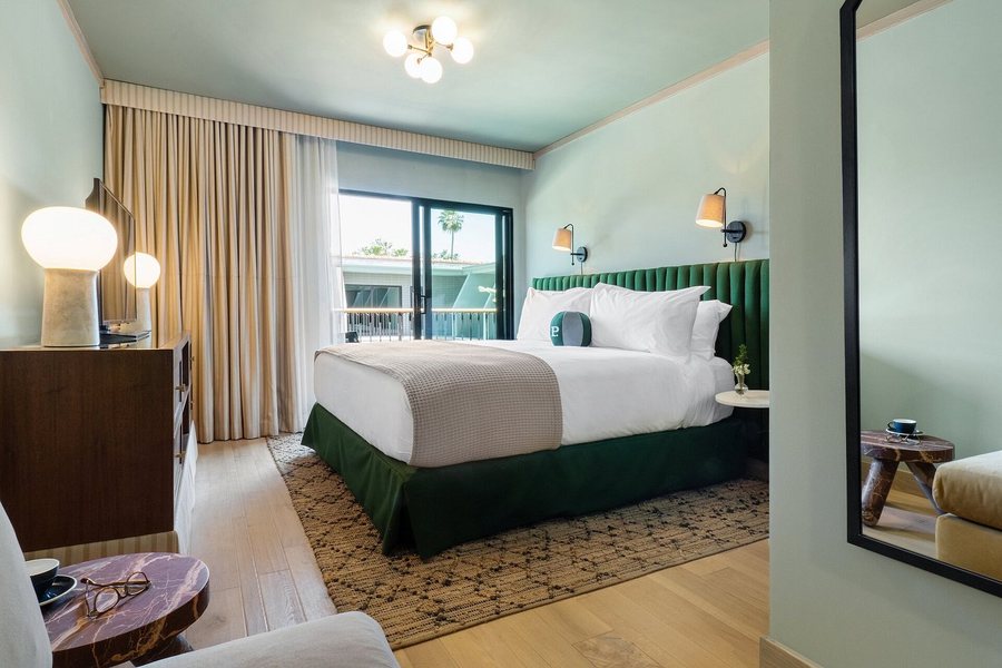 The Nirvana Apartment Hotel Los Angeles California — Guest room