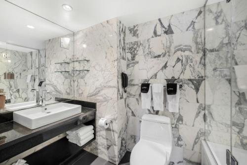 The Normandy Hotel — Bathroom