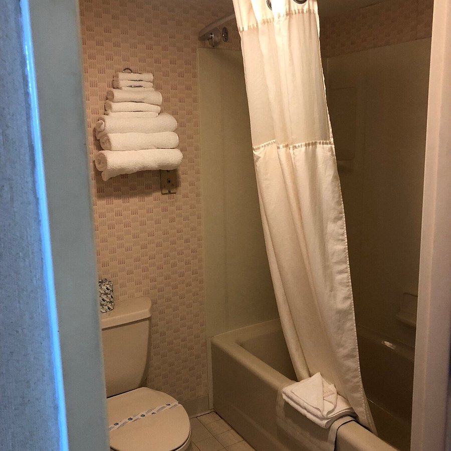 The Northeastland Hotel — Bathroom