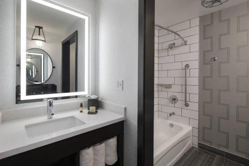 The Notary Hotel Philadelphia Autograph Collection — Bathroom