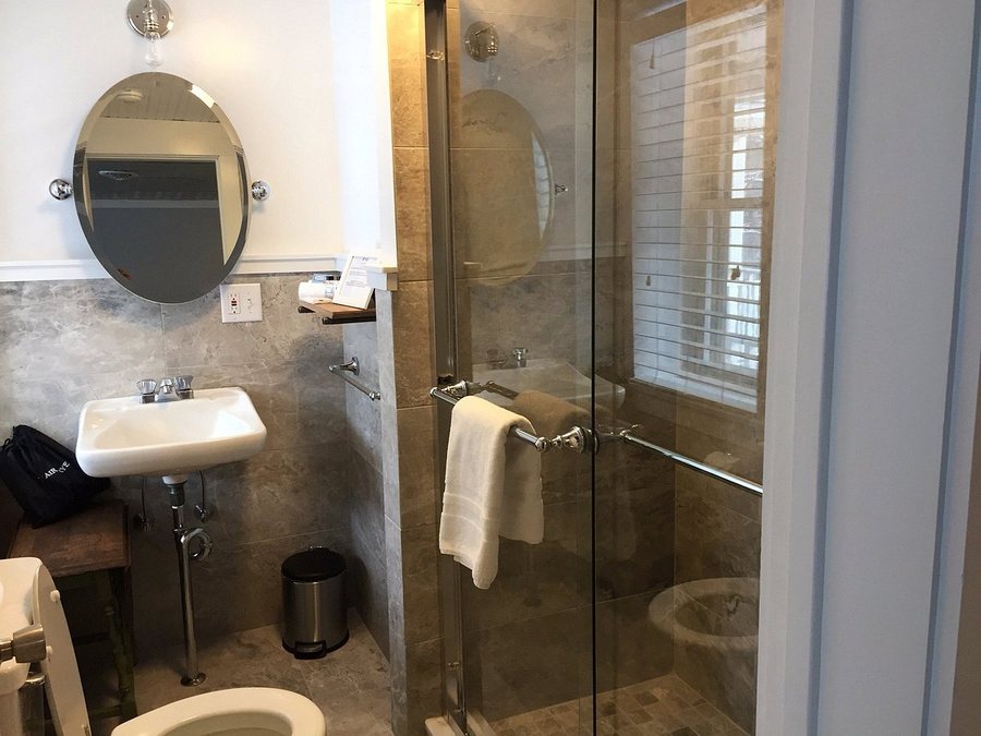 The Nutmeg Vermont — Bathroom