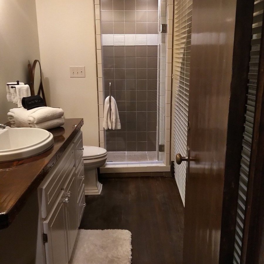 The O Neil Hotel — Bathroom