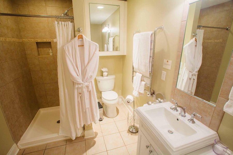 The Oaks Bed and Breakfast — Bathroom