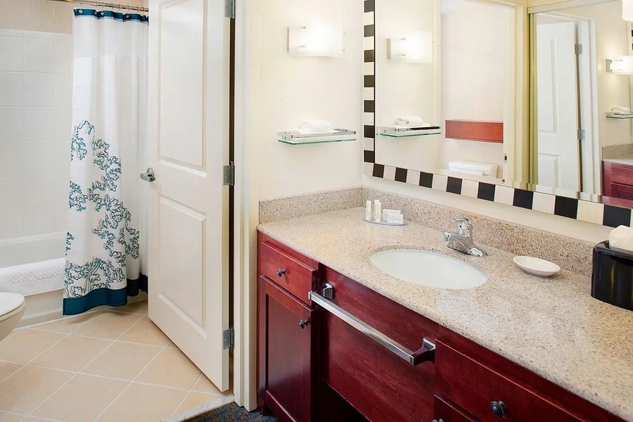 The Oaks Victorian Inn — Bathroom