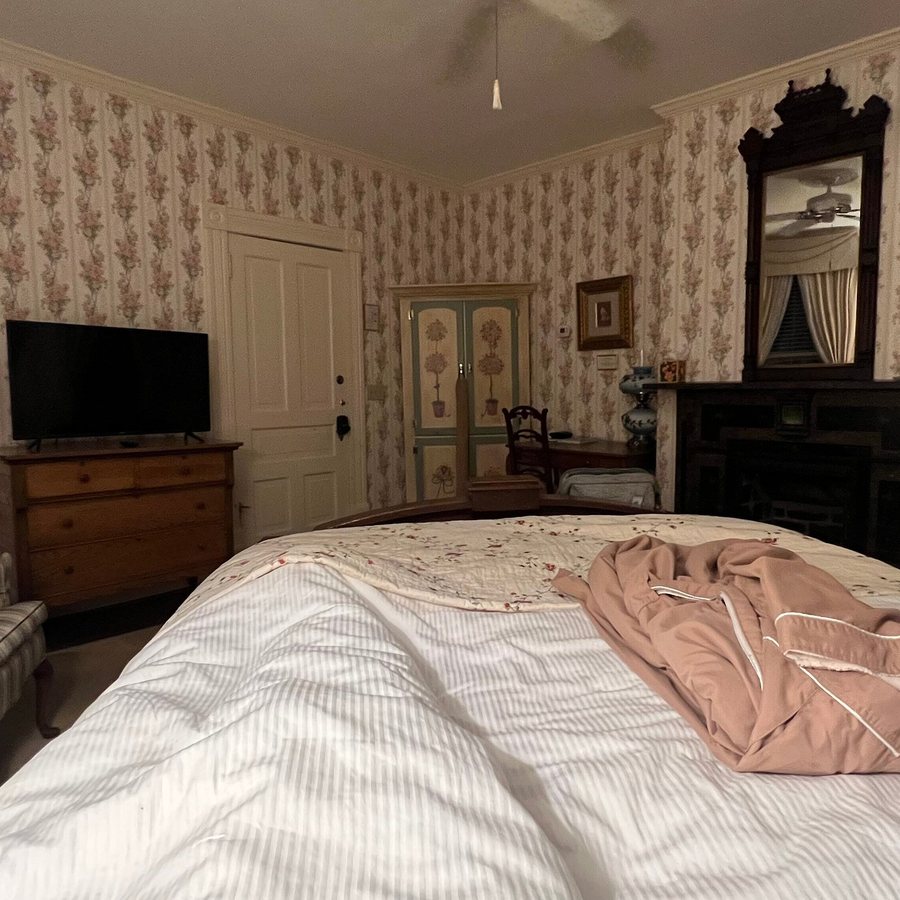 The Oaks Victorian Inn — Guest room