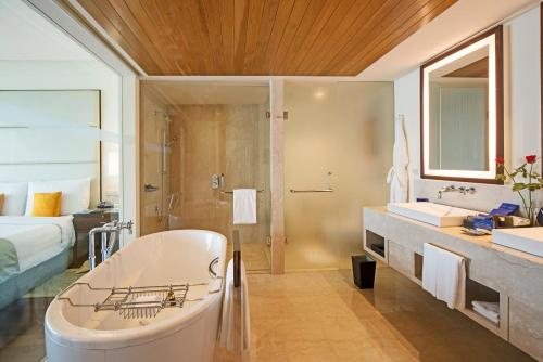 The Oberoi Mumbai — Bathroom
