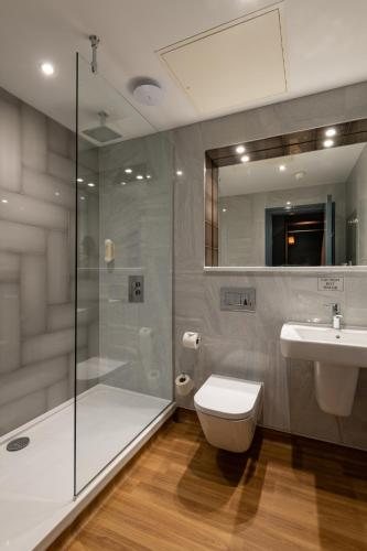 The Old Borough Hotel Wetherspoon — Bathroom
