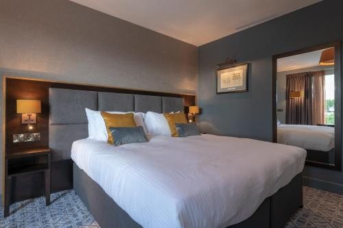 The Old Borough Hotel Wetherspoon — Guest room