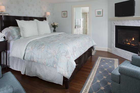 The Old Harbor Inn — Guest room