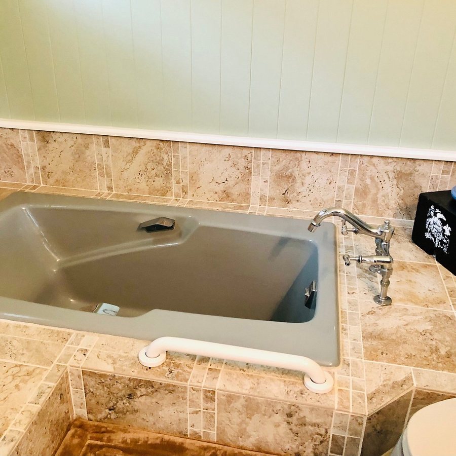 The Old Hawaiian B B — Bathroom