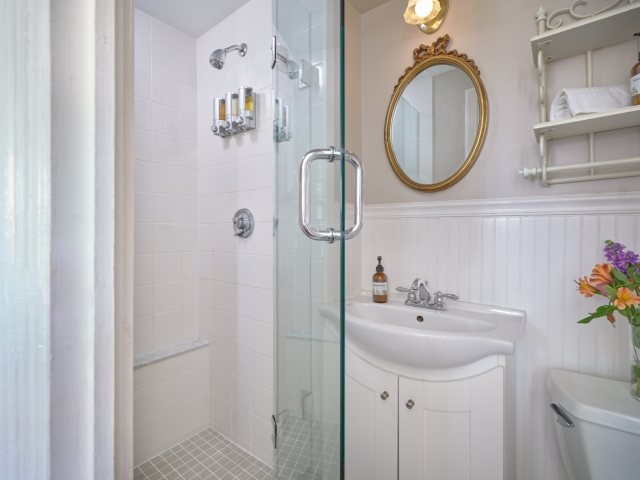 The Old Manse Inn — Bathroom