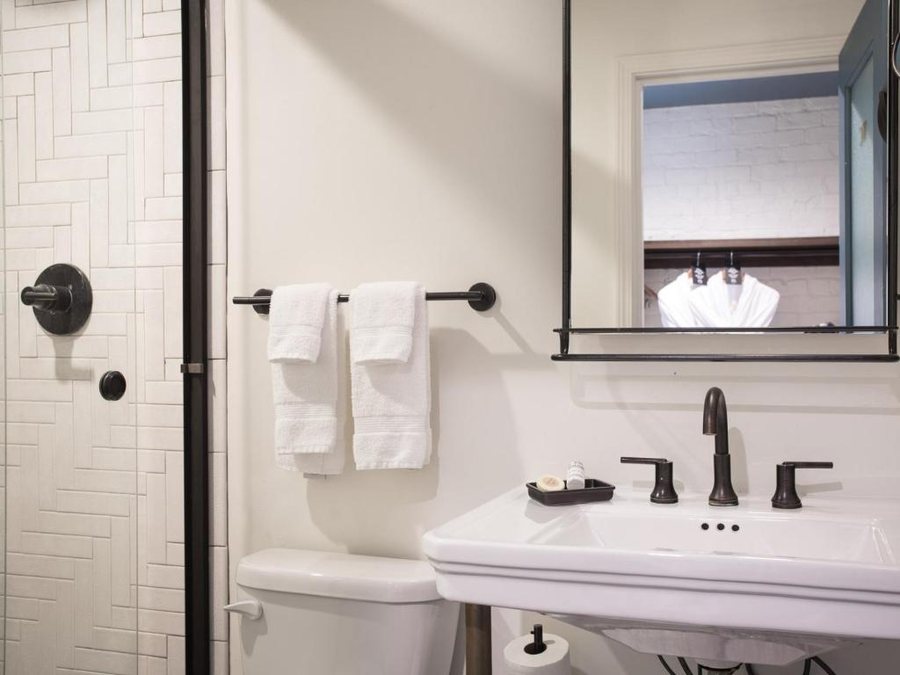 The Old No 77 Hotel Chandlery — Bathroom