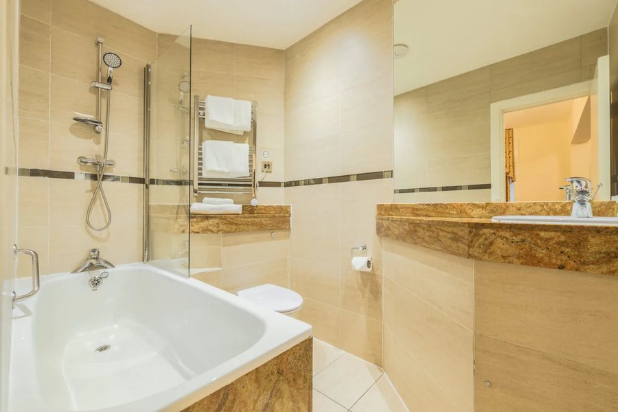 The Old Waverley Hotel — Bathroom