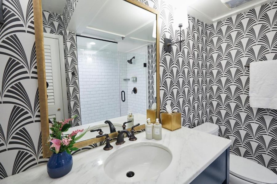 The Oliver Hotel — Bathroom