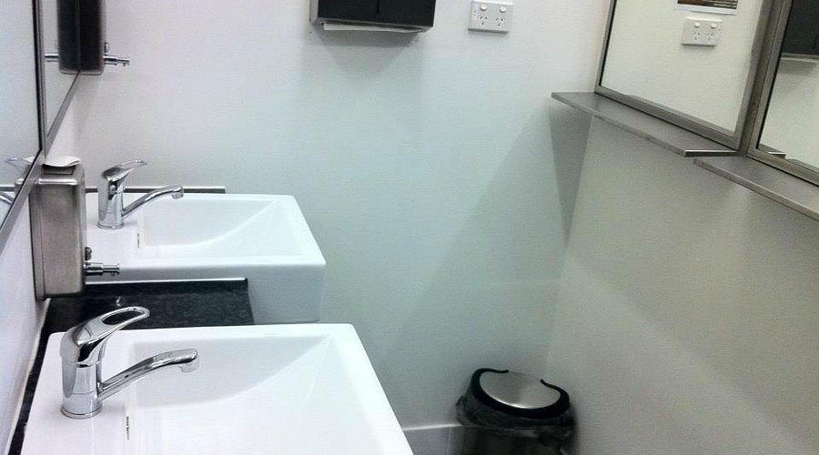 The Original Backpackers Hostel — Bathroom