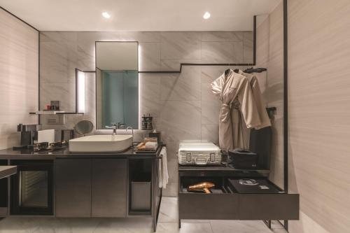 The Outpost Hotel Sentosa By Far East Hospitality — Bathroom