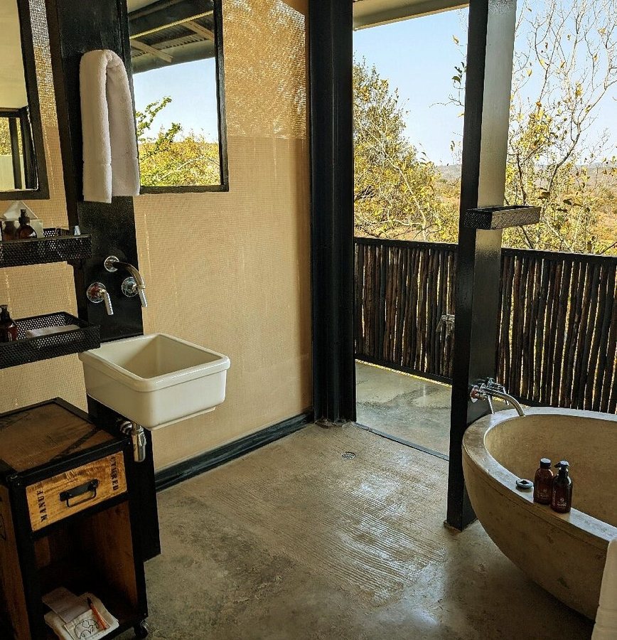 The Outpost Lodge — Bathroom
