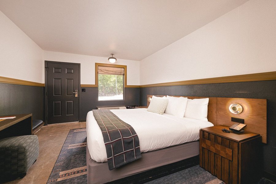 The Ozarker Lodge — Guest room