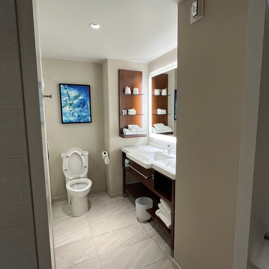 The Palm — Bathroom