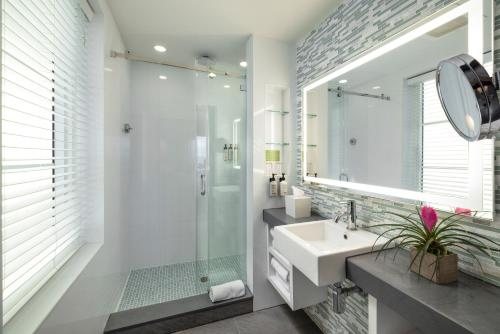 The Palms Hotel Spa Miami Beach Florida — Bathroom